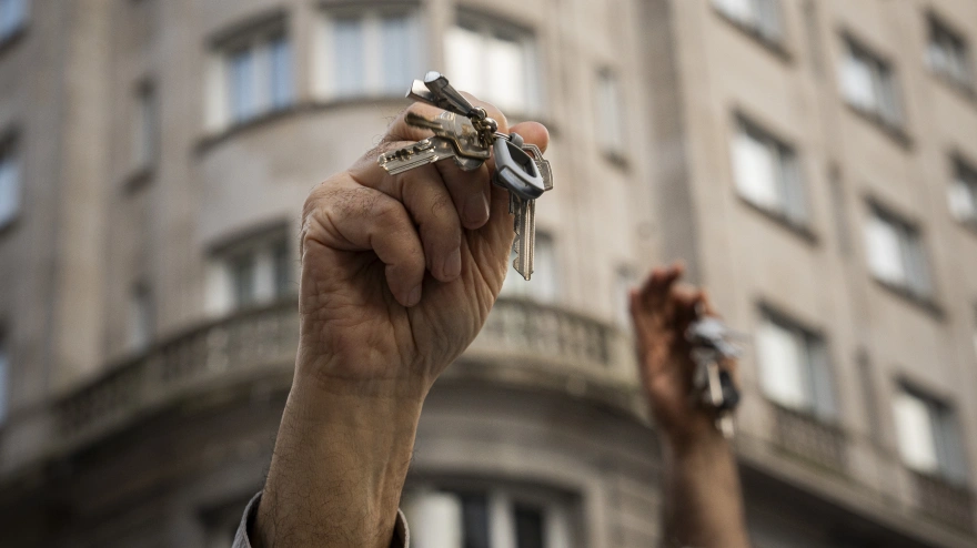 (Foto de ARCHIVO)Una persona muestra sus llaves durante una manifestación para exigir medidas por una vivienda digna, a 21 de marzo de 2026, en Vigo, Pontevedra, Galicia (España). La movilización ha sido convocada por ‘Alianza por la vivienda’, una organización integrada por asociaciones sociales, vecinales, ecologistas y sindicatos, bajo el lema ‘Por el derecho a techo’.Adrián Irago / Europa Press21 MARZO 2026;VIVIENDA;MANI;PROTESTA;PROPIEDAD;PRECIO;DERECHO A TECHO;LLAVES;21/3/2026