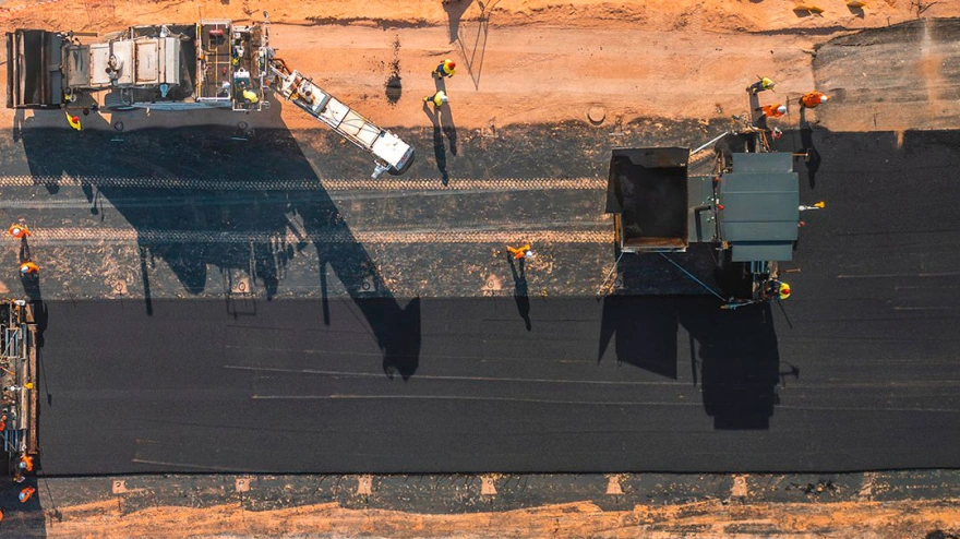 Continúa el asfaltado del circuito de Madrid, que en septiembre debuta en la Fórmula 1.