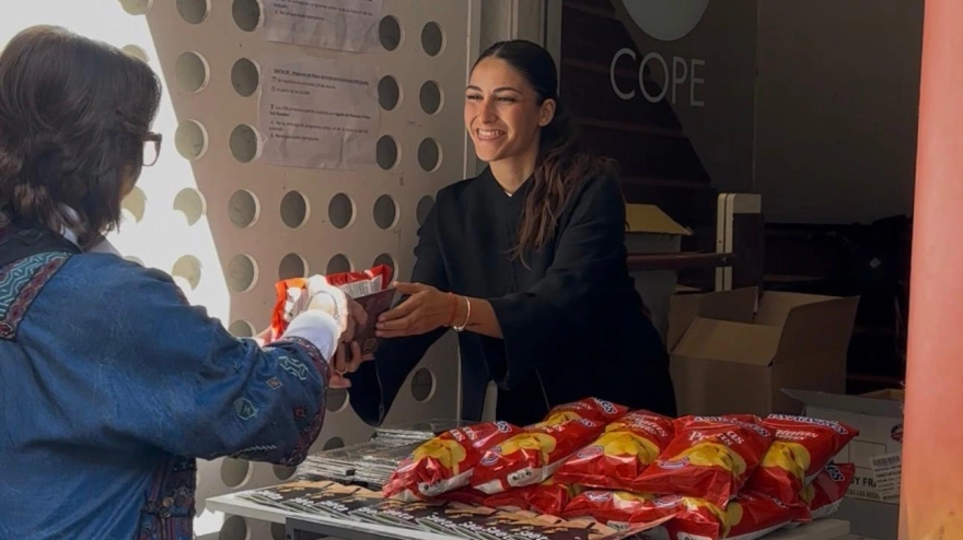 Entrega del programa de mano de Semana Santa de COPE Sevilla, ‘Saeta’