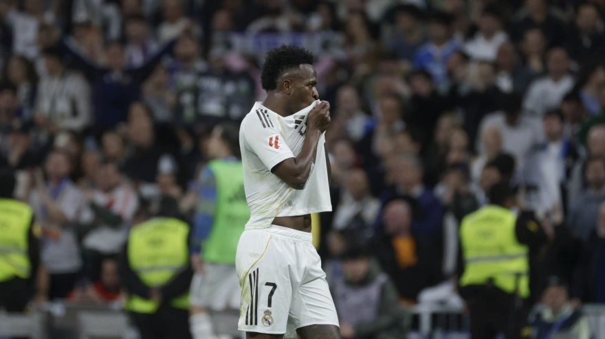 Vinicius, besándose en el escudo tras marcar en el derbi