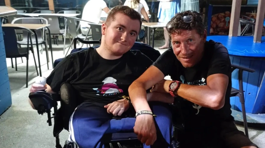 Diego junto a su amigo y cliente Alex que cada año le vuelve a ver