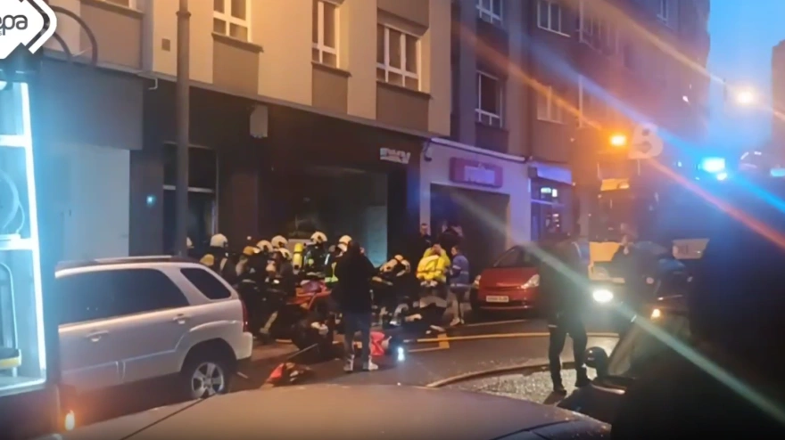 Los bomberos durante un momento de la actuación en el inmueble afectado por el incendio