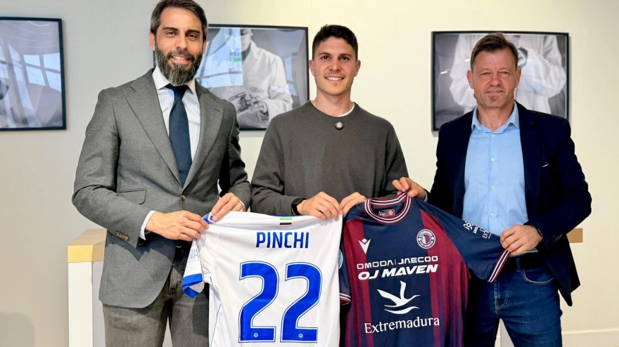 Sergio Salguero, CEO del grupo DIEX, Pinchi y Manuel Mosquera, director deportivo del club