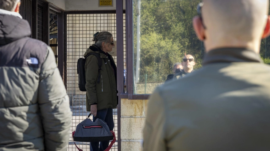 La exjefa de ETA Soledad Iparraguirre, 'Anboto', sale este martes de la cárcel de Martutene de San Sebastián tras la concesión de un régimen de semilibertad, en aplicación del artículo 100.2 del Reglamento Penitenciario, el mismo que se otorgó en su día al exdirigente de ETA Garikoitz Aspiazu, Txeroki