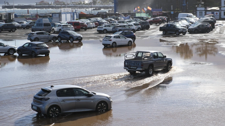 Grandes charcos y rocas dificultan el tránsito de vehículos en el municipio tinerfeño de Puerto de la Cruz por la borrasca Therese