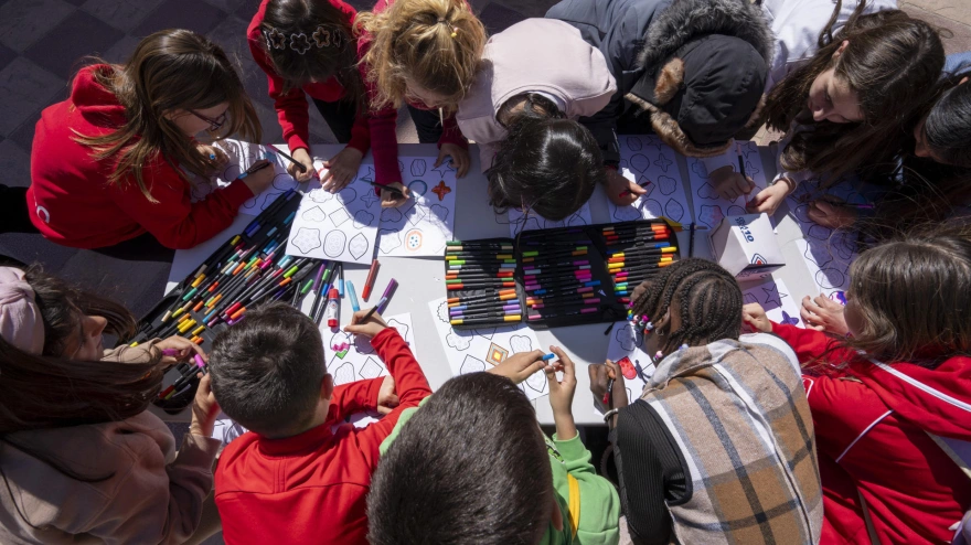 FOTODELDÍA LIBROS (TERUEL), 25/03/2026.- LLevar la lectura infantil y juvenil al medio rural es el objetivo de la iniciativa #PueblosQueCuentan que este miércoles ha reunido en el municipio de Libros (Teruel) a 150 niños de tres colegios de Teruel que, por primera vez, han conocido en persona a sus escritores favoritos. EFE/ Antonio García