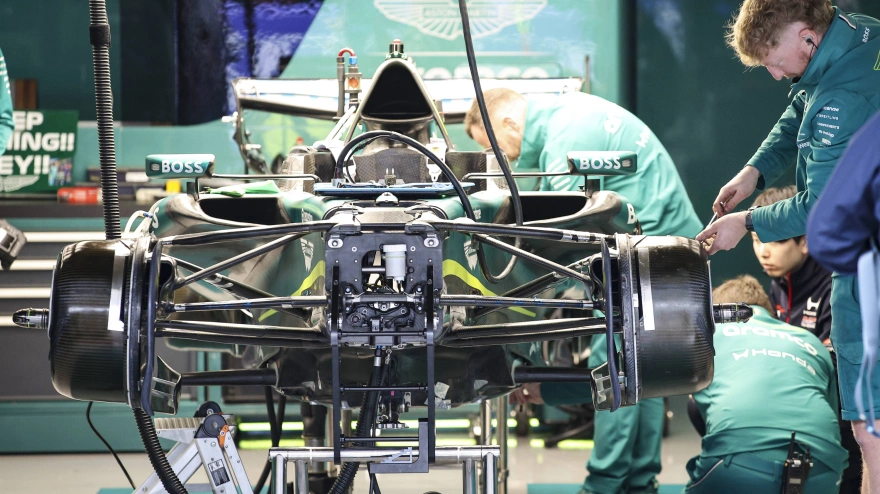 Los mecánicos de Aston Martin trabajan en el monoplaza para la carrera en Suzuka.