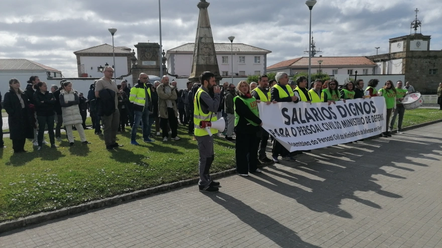 El personal concentrado ante una de las entradas al Arsenal Militar de Ferrol