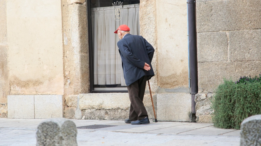 Imagen de recurso de un hombre mayor paseando por las calles de Cáceres