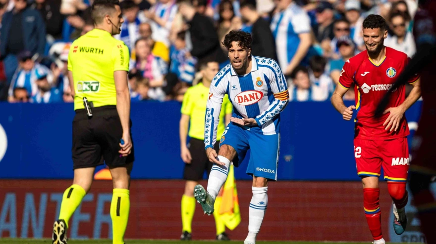 BARCELONA, CA - 21.03.2026: RCD ESPANYOL X GETAFE - Leandro Cabrera argues with the referee during RCD Espanyol vs Getafe match held at RCDE Stadium in Barcelona, CA. (Photo: Santiago Regaira/Fotoarena/Sipa USA) *** Local Caption *** 68793849