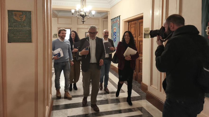 Miguel Fernández con los demás ediles del PSdeG antes de entrar al pleno