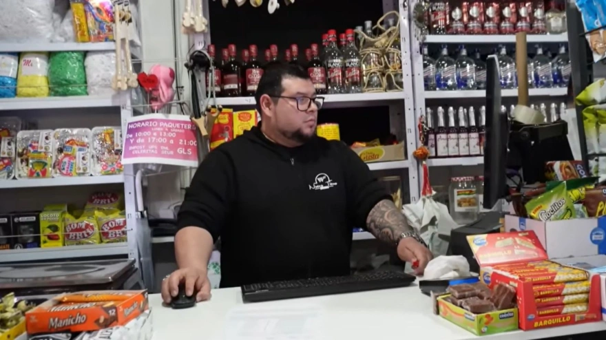 Antonio, dueño de un supermercado que es Punto Pack en una entrevista al youtuber Adrián G. Martin