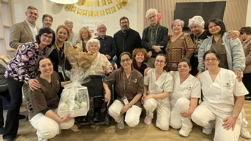 L'alcalde de Blanes, Jordi Hernández, acompanyat del tinent d'alcalde de la Gent Gran, Mario Ros, han encapçalat un emotiu acte que s'ha celebrat a la residència on viu la protagonista.