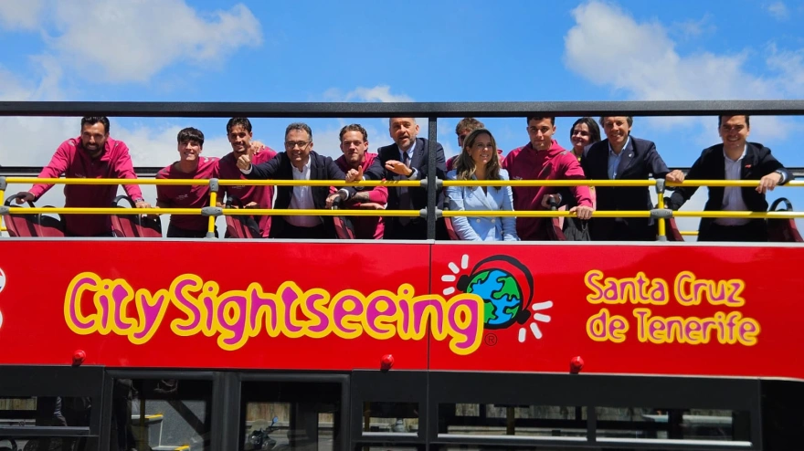 Los jugadores del CD Tenerife, con el alcalde y varios concejales en la presentación del acuerdo.