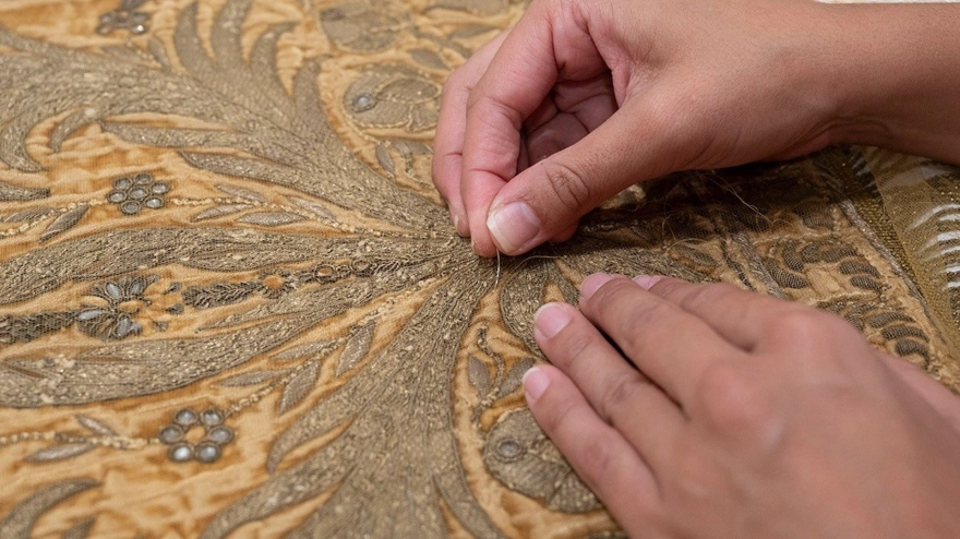 Detalle de una de las intervenciones en el proceso de restauración del manto de la Virgen del Pilar propiedad de la Academia General Militar de Zaragoza