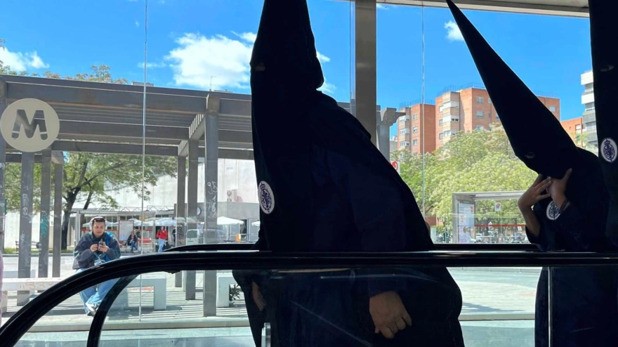 Nazarenos saliendo de una estación del Metro