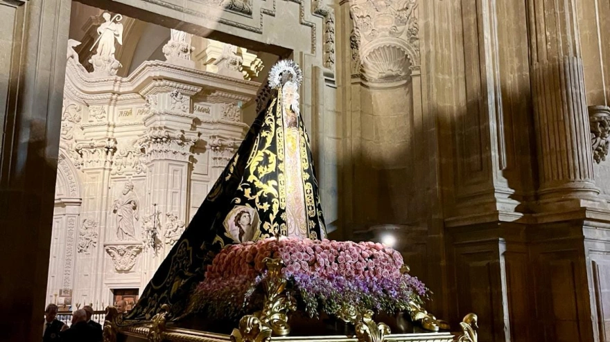 La Virgen de la Soledad a su salida de la antigua colegiata de San Patricio para la procesión