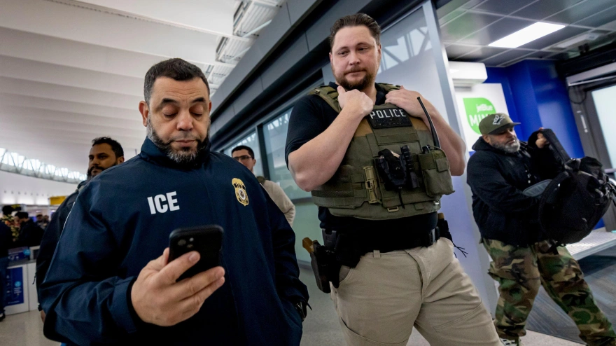 Agentes del ICE patrullan la Terminal 5 del Aeropuerto Internacional John F. Kennedy el 23 de marzo de 2026 en Nueva York, Nueva York.