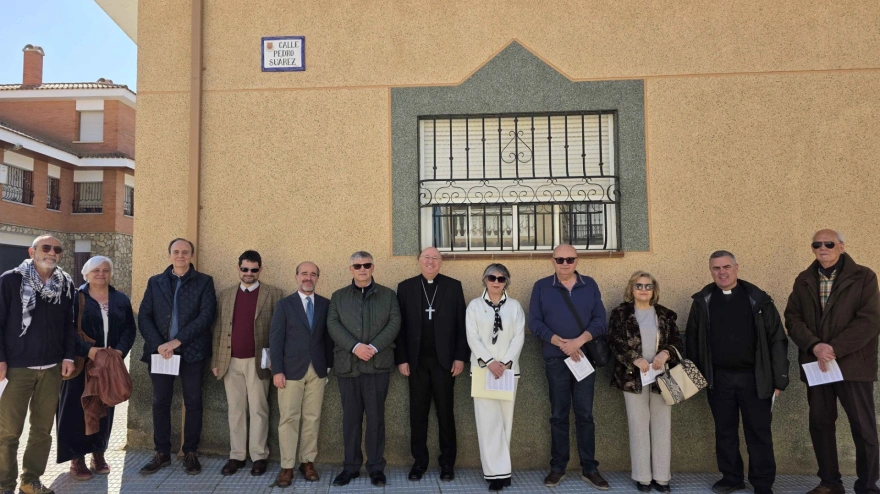 Dedicción de la calle Pedro Suárez