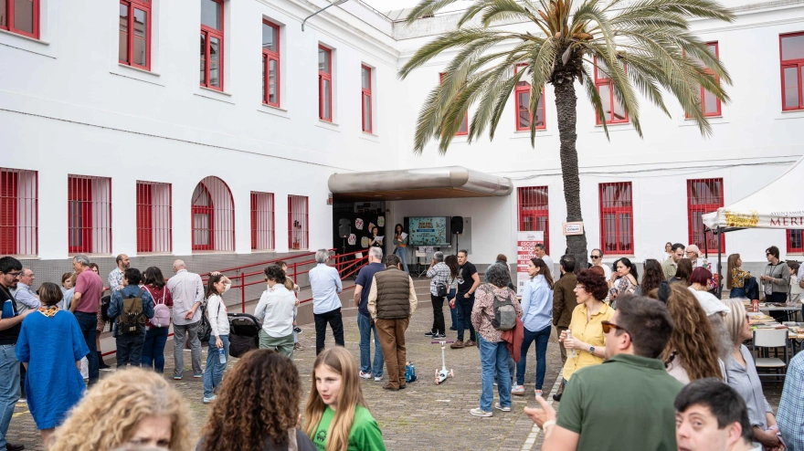 ¿Cuántos expertos en idiomas conocéis en vuestro entorno? Un reciente estudio nos ofrece datos alarmantes: Extremadura se encuentra entre las Comunidades Autónomas con un nivel más bajo en el dominio del inglés en España. Queda en penúltimo lugar por encima de Castilla y León entre las autonomías que presentan los peores datos, entre las que se cuentan Andalucía y Murcia. Pero, ¿a qué se debe este aparente desinterés en el aprendizaje de idiomas, uno de los conocimientos más útiles que pueden tener las personas? Juan M.ª Pérez García, director de la Escuela Oficial de Idiomas (EOI) de Mérida, nos habla de una de las causas más probables:CORTE: JUAN M.ª PÉREZ GARCÍA EOI CAUSASEste estudio, perteneciente a la edición 2025 del Education First, English Proficency Index (EF EPI, Índice de la Competencia en Inglés de Educación Primero), viene a confirmar lo que todos los extremeños en particular y los españoles en general sospechábamos desde hacía tiempo: el nivel de idiomas de nuestro país deja mucho que desear. Y el estudio destaca además que las personas de 18 a 25 años son el tramo de edad con nivel más bajo de inglés y otros idiomas, por debajo de sus mayores. ¿Cómo se podría convencer a la población de nuestro país, en especial a las generaciones más jóvenes, de que aprender idiomas es una de las habilidades más útiles que pueden adquirir? Juan M.ª Pérez nos responde:CORTE: JUAN M.ª PÉREZ EOI SOLUCIONESLos datos de Extremadura contrastan con las regiones de las que se registran los niveles más altos en competencia de idiomas, Galicia, La Rioja y la Comunidad de Madrid, las Comunidades Autónomas con mejor nivel de inglés en España en 2025, Galicia se lleva la primera posición el ranking autonómico, siendo Vigo la ciudad española con mayor nivel de inglés.Extremadura, entre las CCAA con peor puntuación en el dominio del inglés en EspañaLas autonomías con peor nivel de inglés en 2025 son Andalucía y Región de Murcia, con 526 y 529 puntos, Extremadura, con 514 puntos.Extremadura se sitúa como una de las comunidades autónomas con peor puntuación en el dominio del inglés del país, según la edición 2025 del EF (Education First), English Proficiency Index (EF EPI).En concreto, las autonomías con peor nivel de inglés en 2025 son Andalucía y Región de Murcia, con 526 y 529 puntos, Extremadura, con 514 puntos, y Castilla-La Mancha con 509. Todas ellas por debajo de la media española.Comunidad Valenciana (537), Canarias (539) e Islas Baleares (534) también se sitúan por debajo de la media, aunque dentro de la franja intermedia de dominio del idioma.Por su parte, Galicia, La Rioja y la Comunidad de Madrid son las regiones con mejor nivel de inglés en España en 2025, encabezando la primera el ranking autonómico con 563 puntos, mientras que las demás lo hacen con 560 y 553 puntos, respectivamente.La media nacional se sitúa en 540 puntos, dos más que el año anterior. En el grupo de comunidades que superan la media española se encuentran también Cataluña (547 puntos), País Vasco y Cantabria (550), Asturias (552), Navarra (553), Aragón (540) y Castilla y León (542).Vigo vuelve a situarse como la ciudad española con mejor nivel de inglés, con 569 puntos, seguida de A Coruña (567), Barcelona (566), Zaragoza (562) y Granada (562) y Gijón (562), todas ellas por encima de la media nacional (540).Entre las ciudades con puntuaciones más bajas figuran Tarragona, con 505 puntos, y Granada, con 483 puntos. La mayoría de las ciudades españolas se ubican en una franja intermedia de dominio del inglés.Según el informe, España ocupa este año la posición 36 del mundo con 540 puntos y se mantiene en la categoría de dominio moderado del idioma. El nivel continúa siendo más alto en los adultos de entre 26 y 30 años, mientras que los jóvenes de 18 a 25 años aún no recuperan el nivel previo a la pandemia.Asimismo, la brecha de género continúa reduciéndose por segundo año consecutivo, con mujeres y hombres acercándose progresivamente en nivel de competencia lingüística.Por habilidades, los resultados muestran un mejor desempeño en lectura (558 puntos), lo que confirma esta competencia como la principal fortaleza, seguida de la comprensión oral (525 puntos).La expresión escrita alcanza 506 puntos, situándose en un nivel intermedio, mientras que la expresión oral presenta el resultado más bajo (462 puntos), lo que señala un área prioritaria de mejora.En conjunto, estas tendencias reflejan un perfil sólido en competencias receptivas, con mayores desafíos en las habilidades productivas, especialmente en la comunicación oral.