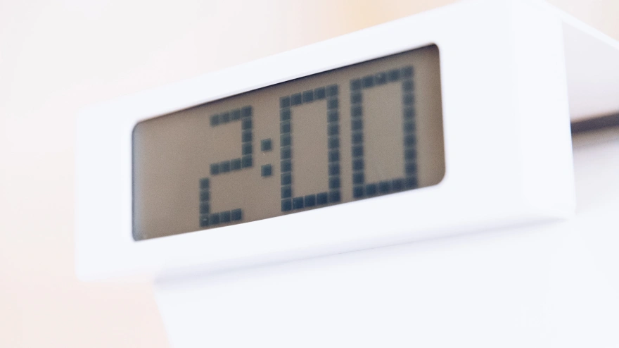 Archivo - Un despertador que marca las 2.00 horas, a 28 de octubre de 2023, en Madrid (España).