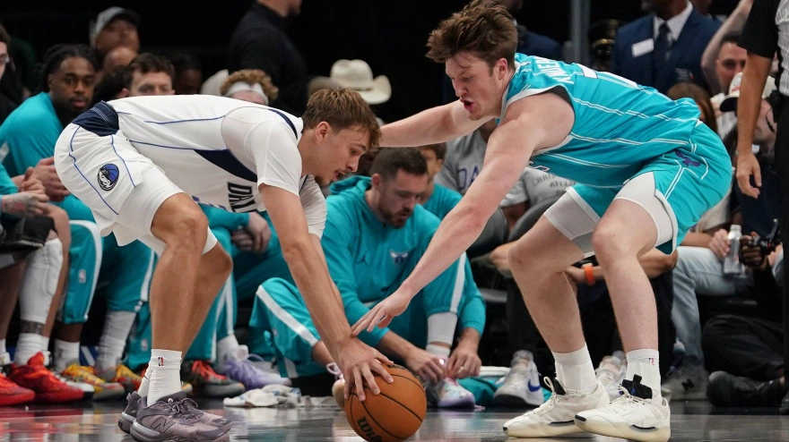 Cooper Flagg y Kon Knueppel luchando por el balón