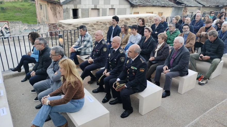 Ponferrada (León) estrena un nuevo ágora cultural junto al Castillo en homenaje al artista Ángel Ruiz