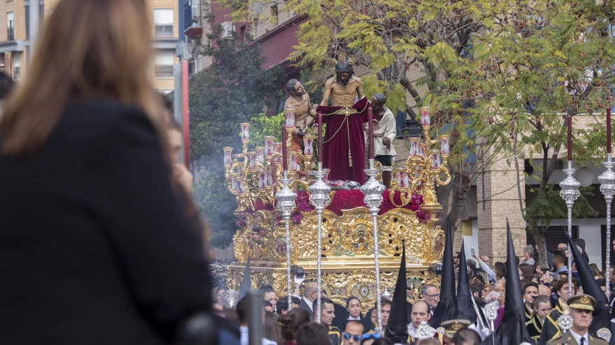 El Cristo de la Victoria durante una procesión en Huelva durante el Domingo de Ramos