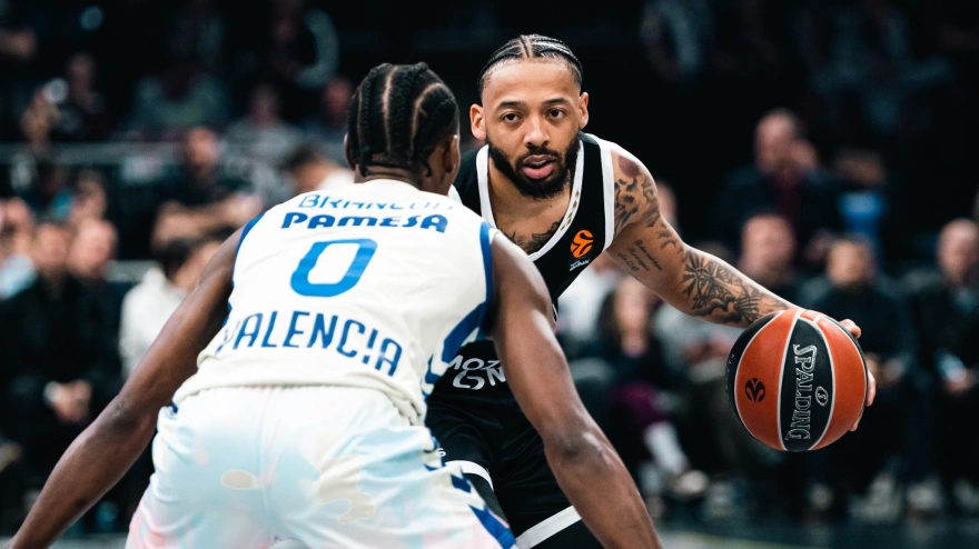 Badio trata de detener a Carlik Jones, una de las estrellas del Partizan