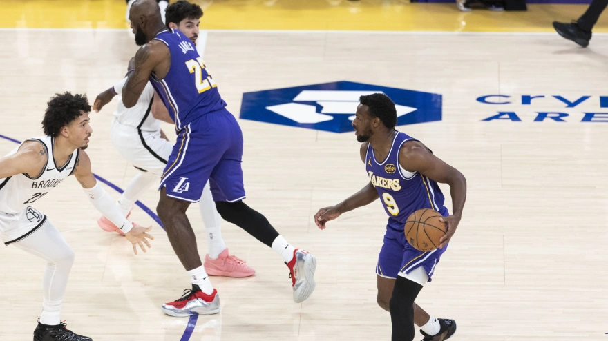 Momento del partido entre Lakers y Brooklyn con Lebron James y su hijo Bronny