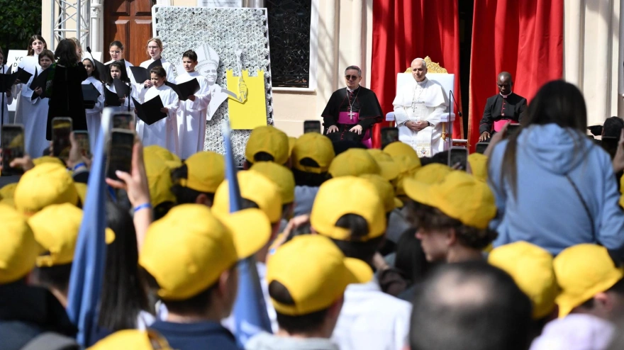 MONACO (Monaco), 28/03/2026.- Pope Leo XIV (C) during a meeting with young people and catechumen in the area in front of the church of St. Devote, Monaco, 28 March 2026. Pope Leo XIV is on apostolic journey to Monaco. (Papa) EFE/EPA/ETTORE FERRARI