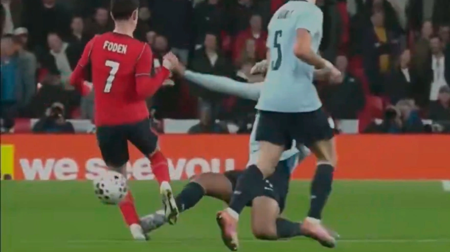 La dura entrada de Araujo sobre Foden