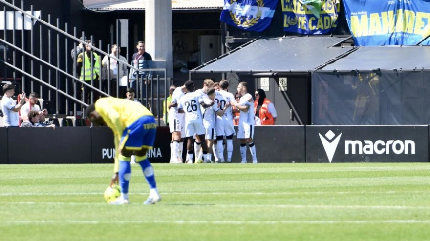 Los jugadores del Ceuta celebran uno de los goles ante el Cádiz