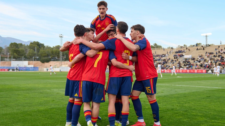 Los jugadores de la selección sub 19 celebrando un gol