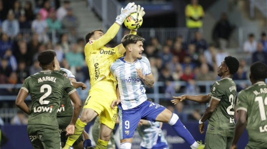Juan Soriano, portero del Leganés, ataja un balón contra el Málaga