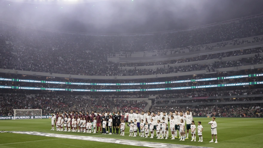 Jugadores de México y Portugal antes del comienzo del partido