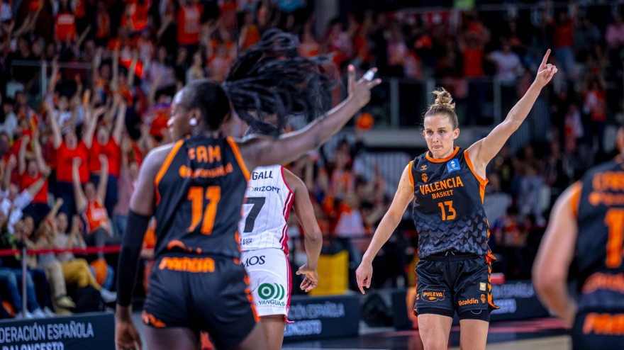 Leo Fiebich celebra un triple ante Casademont Zaragoza