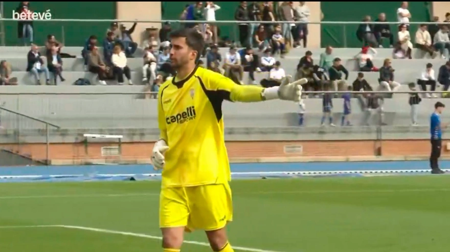 Momento de enganchón del portero del Algeciras con los aficionados del CE Europa