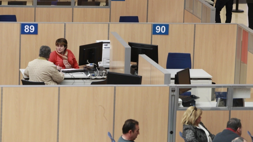Varias personas en una oficina de la Agencia Tributaria