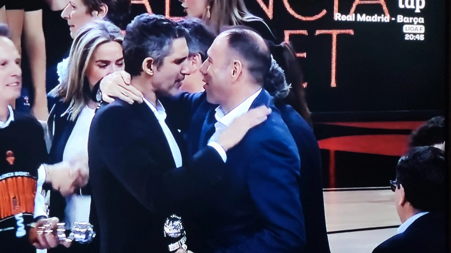 Rubén Burgos y Berni Álvarez se abrazan en la entrega de trofeos de la Copa de la Reina