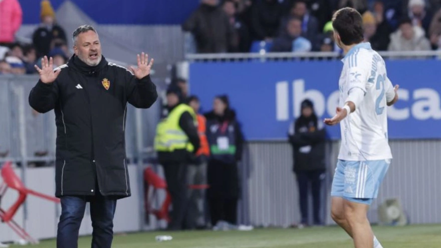 David Navarro da instrucciones a Aguirregabiria durante el Zaragoza - Racing