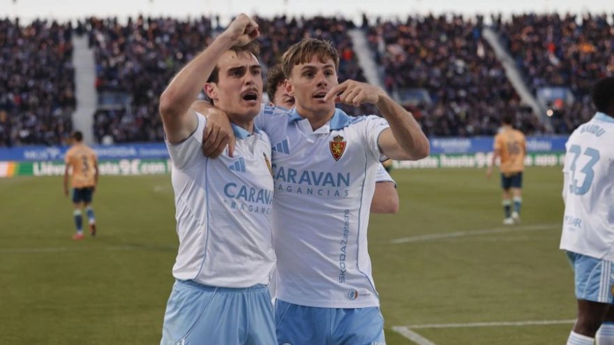 Dani Gómez, agradece a Francho Serrano la asistencia que le permitió marcar el primer gol de la tarde y abrir el camino a la victoria zaragocista