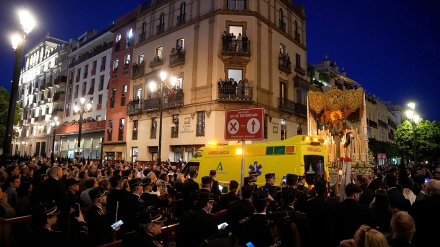 Ambulancia del 061 por la avenida de la Constitución esquina con calle Alemanes