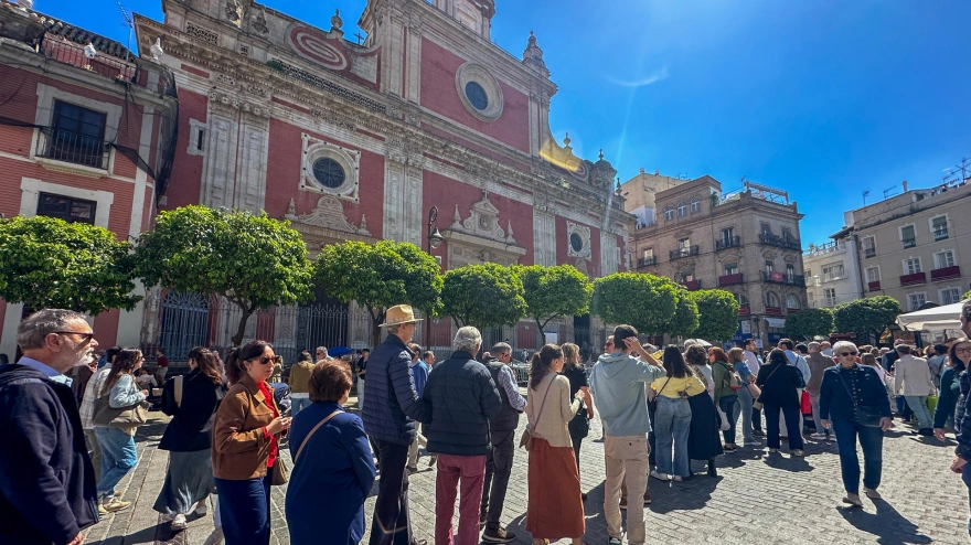 Decenas de personas ante una iglesia en Sevilla esperando ver los pasos procesionar