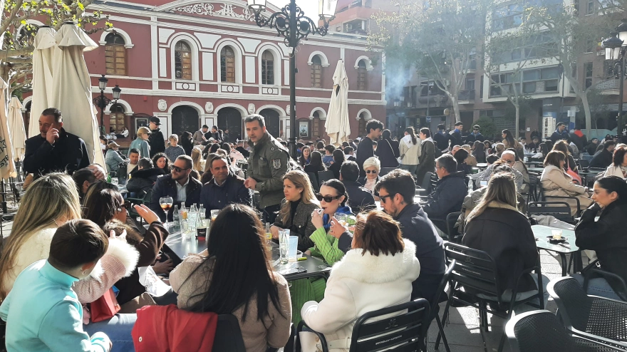 Terrazas repletas de clientes durante el Domingo de Ramos