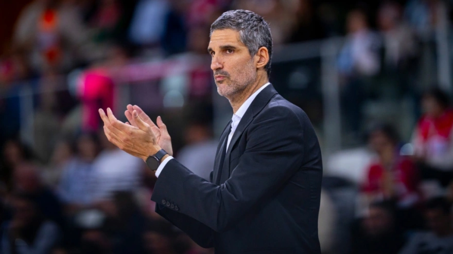 Rubén Burgos aplaude una acción de sus jugadoras durante la final de la Copa de la Reina