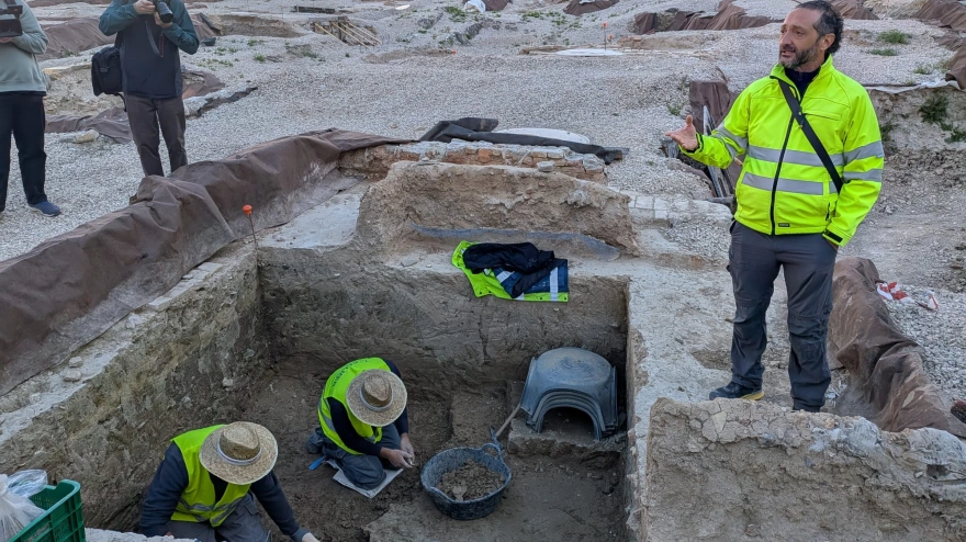 El director arqueológico del yacimiento de San Esteban, Clemente Sánchez, presenta uno de los últimos descubrimientos, una ocultación.