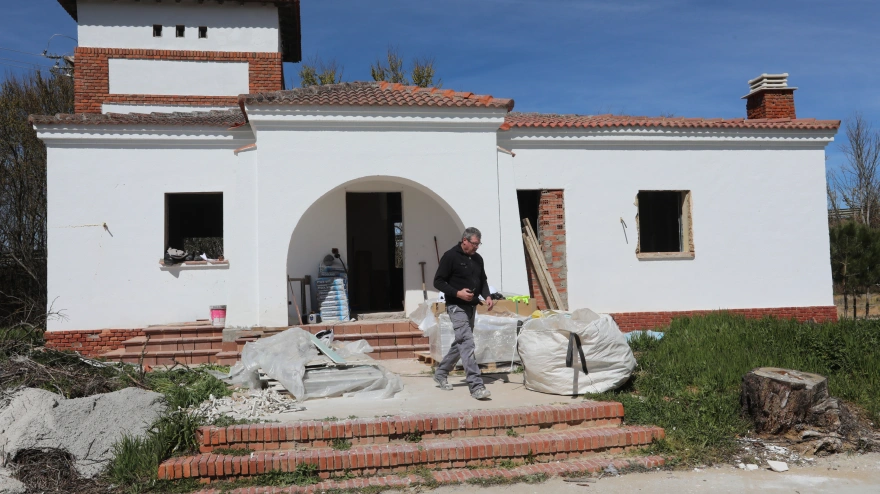 El consejero de Medio Ambiente, Vivienda y Ordenación del Territorio, Juan Carlos Suárez-Quiñones, firma el protocolo de Rehabitare de Palencia