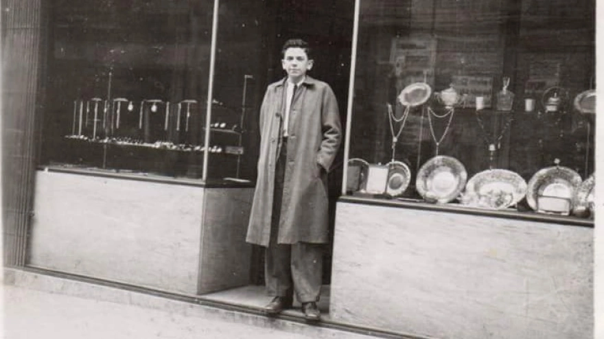 Antonio Zurro a las puerta de su joyería en 1942
