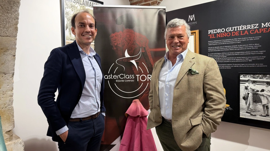 El periodista Javier Lorenzo junto al diestro Víctor Mendes